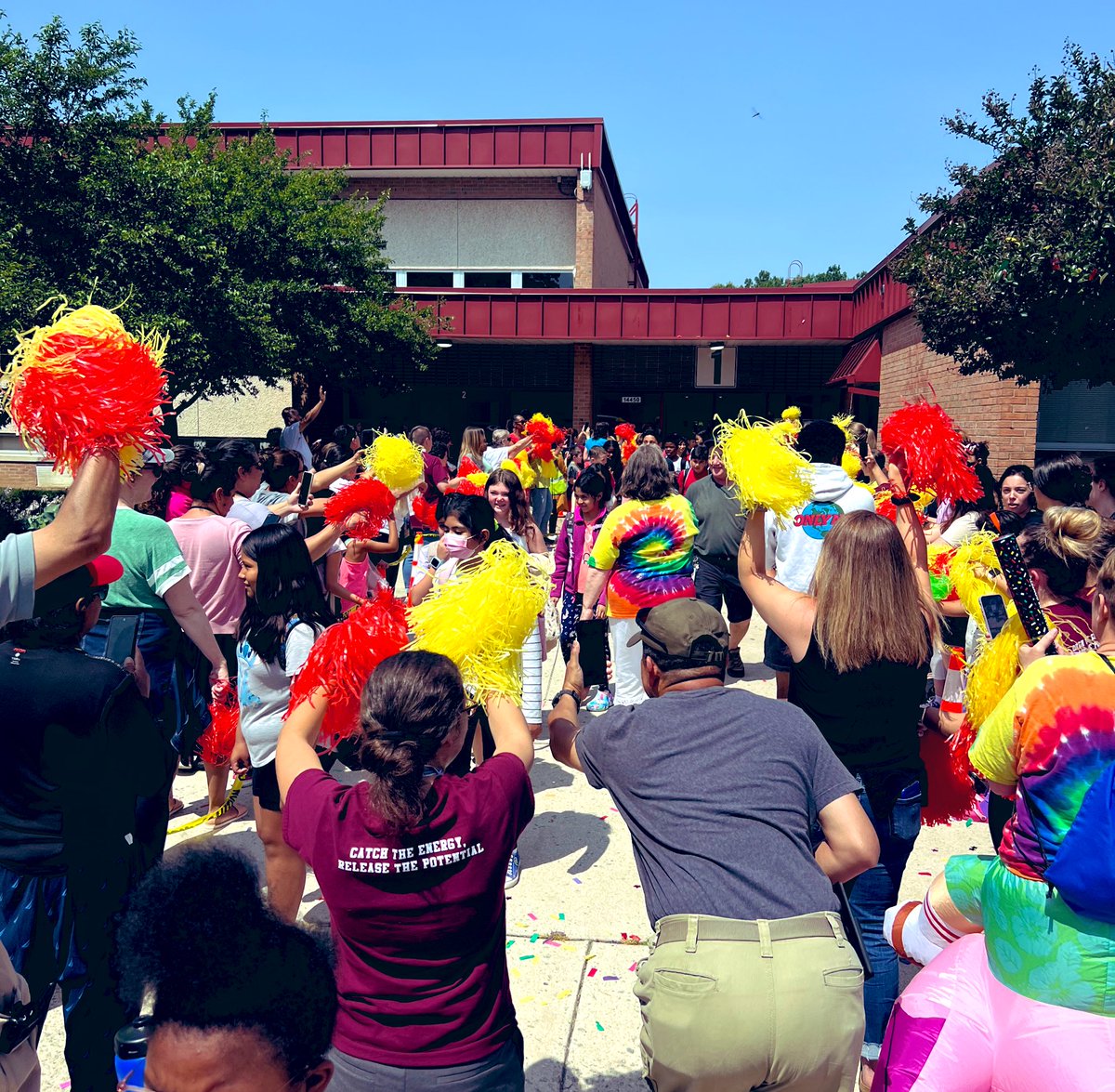 brijslater's tweet photo. The only way to finish an epic school year is with an epic dismissal!! Sending our @Dale_City_ES Tigers off to summer in style! Couldn’t be prouder of our Tiger Family and all we accomplished!! All the love to our entire school community!! #DCEStigers https://t.co/6dvL9YJ5DN
