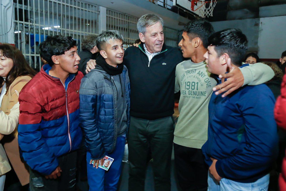 fcrisalle's tweet photo. Tenemos el equipo, la experiencia y las propuestas para seguir cambiando la realidad de todos los barrios de #SantaFeCapital.

Queremos más obras y acciones que mejoren la calidad de vida y generen más oportunidades.

#JatónIntendente ✊🏼🌹 https://t.co/19wyNsbwUo