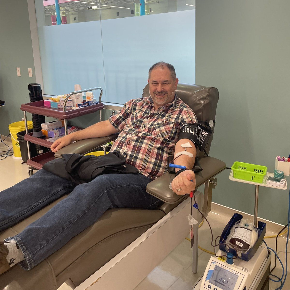 Another pint of A+ in the bank, but this time on the road @LifelineCalgary. Great experience: caring staff and generous donors. Many more donors needed across 🇨🇦 Pls give now if u can. #ShineALight #NationalBloodDonorWeek