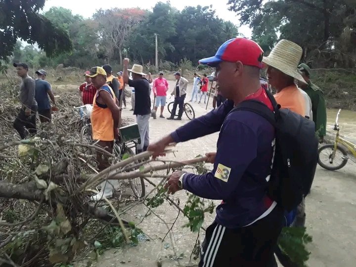 acebo_lester's tweet photo. Continúan las labores de higienización en #Yara #ProvinciaGranma, esta vez en el puente que comunica a la cabecera con la Comunidad José Martí. https://t.co/wmD3cKZ9gn