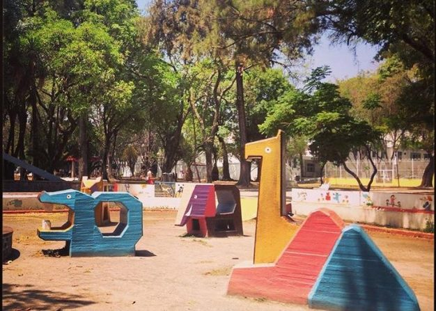 Fresatanicart's tweet photo. Una vez mas @AlcCuauhtemocMx ignora la importancia historica del arte y su función.
Fijense que el Jardin Pushkin es un claro ejemplo de la Escuela Mexicana del Playground, una iniciativa de los años 50s que buscó incorporar a arquitectos y artistas a la modernización del país. https://t.co/dRjiHs0Xj9