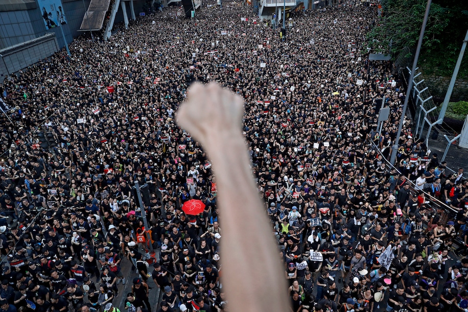 Four years ago, on #June16, 2 million #HongKongers took to the street in anger & determination, one of the largest single-day single-location protests ever anywhere. Over seven months, >15 million protested. The only response to citizen demands the #CCP knew was crackdown.