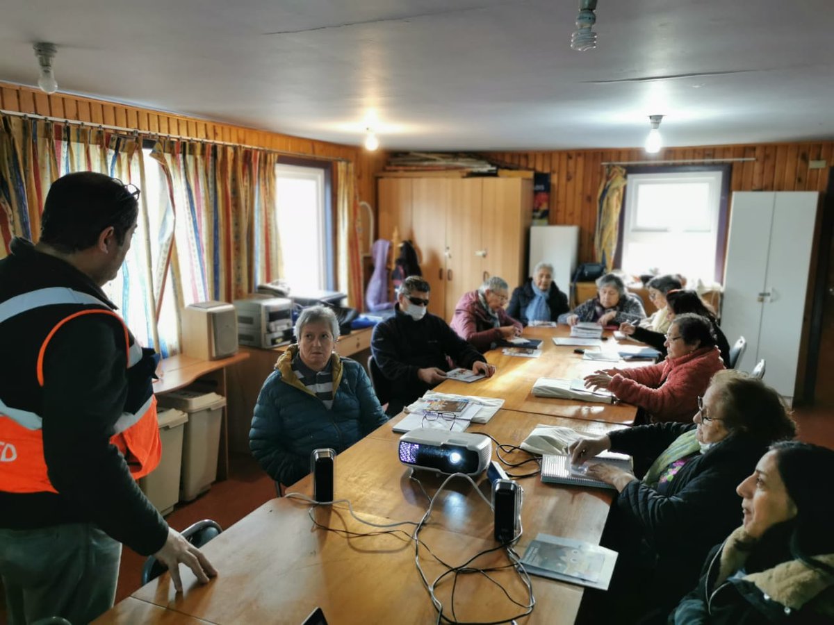 Senapred's tweet photo. En el marco de la iniciativa #FONAPI “Juntos nos cuidamos mejor”, financiada por el Servicio Nacional de la Discapacidad, el equipo regional de #SENAPREDLosLagos realizó capacitación del Plan Familia Preparada a integrantes de la Agrupación Luz y Esperanza. https://t.co/GEI3vxcV2n