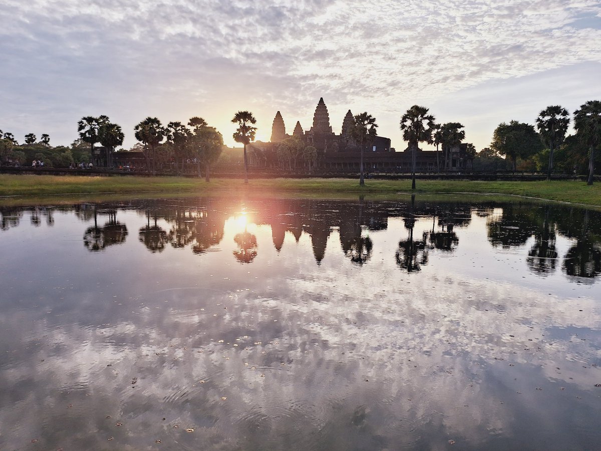 paulmhedges's tweet photo. @historyinmemes This appeared on my time line just as I am in Siem Reap city, and saw Angkor Wat and some of the surrounding area yesterday. https://t.co/HOtBAuTD1n