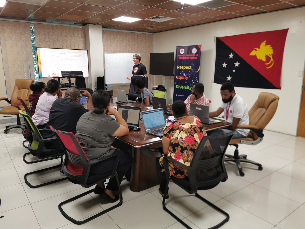 Mathias Bolt Lesniak guiding the #TYPO3 CMS hands-on technical workshop with the Papua New Guinea web devs from the National Department of ICT and the private sector