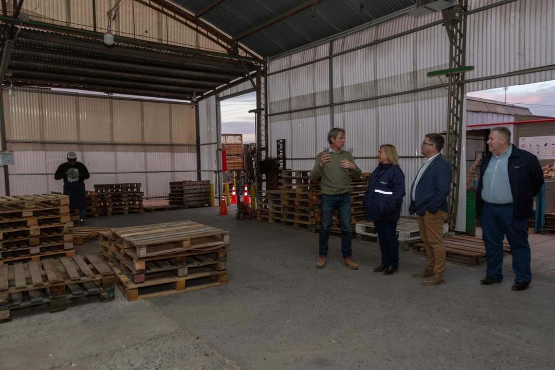 sandra_mayol's tweet photo. En el marco de la visita al centro @INTIargentina de Bahía Blanca recorrimos las instalaciones de las empresas @Halliburton y @METROpallets, ubicadas en el Parque Industrial. https://t.co/3tScUxI3jq