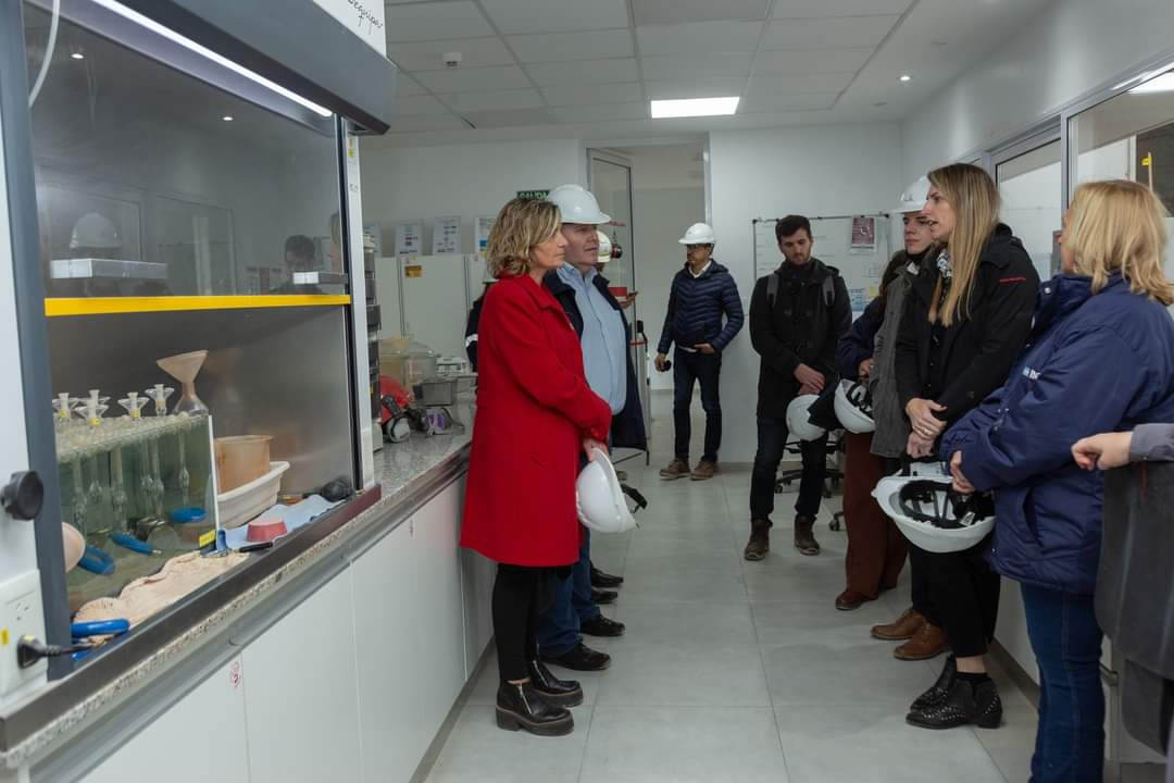 sandra_mayol's tweet photo. En el marco de la visita al centro @INTIargentina de Bahía Blanca recorrimos las instalaciones de las empresas @Halliburton y @METROpallets, ubicadas en el Parque Industrial. https://t.co/3tScUxI3jq