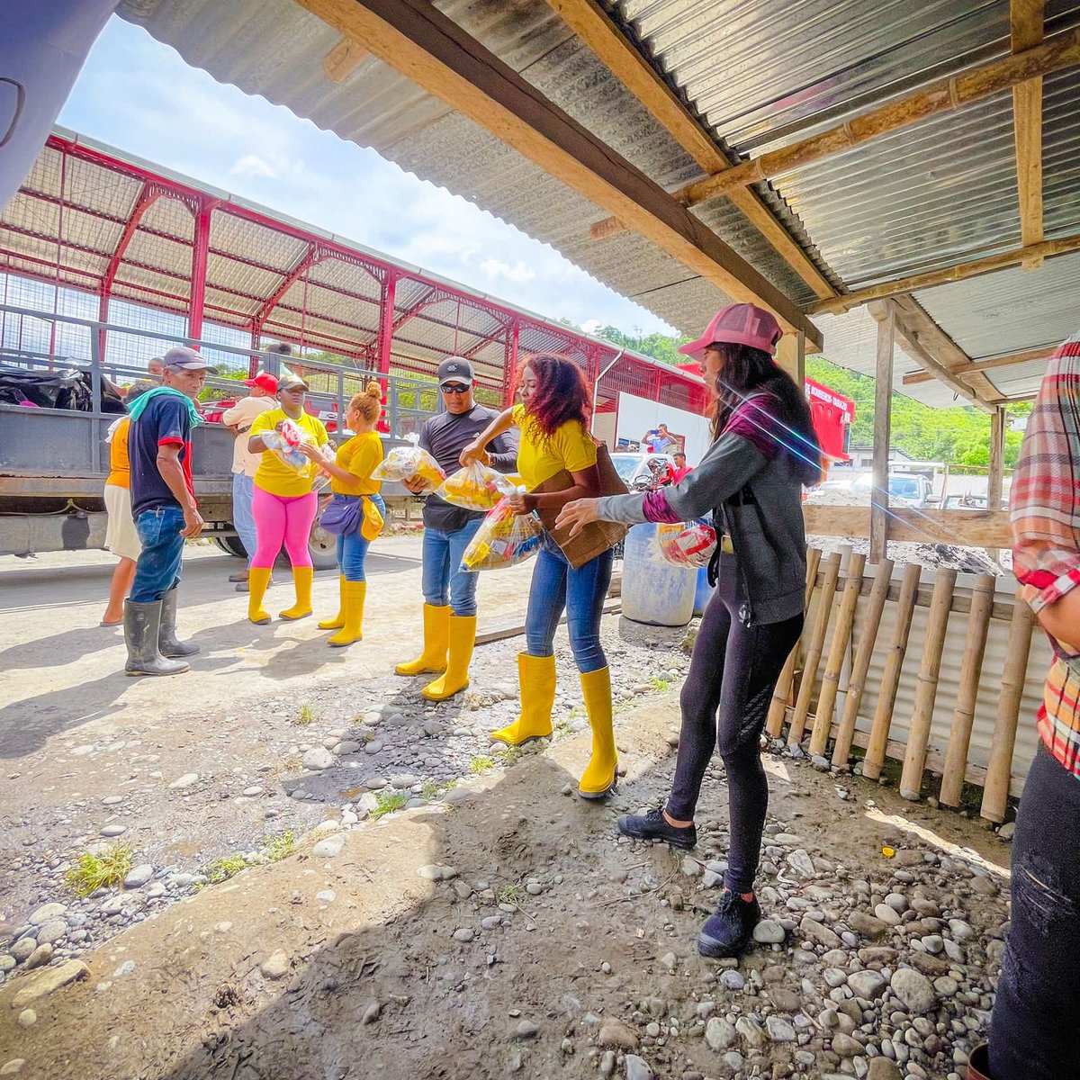 TheSocialProje2's tweet photo. •GRACIAS•

Esta semana sale el 5to envío 🚚 con sus donaciones para la provincia verde 💚 Esmeraldas 

Gracias por su apoyo, por pensar en el otro y transformar comunidades 💙🙌🏻

Gracias @paeecuador por velar y cuidar a los animalitos https://t.co/74j4l0nNJe