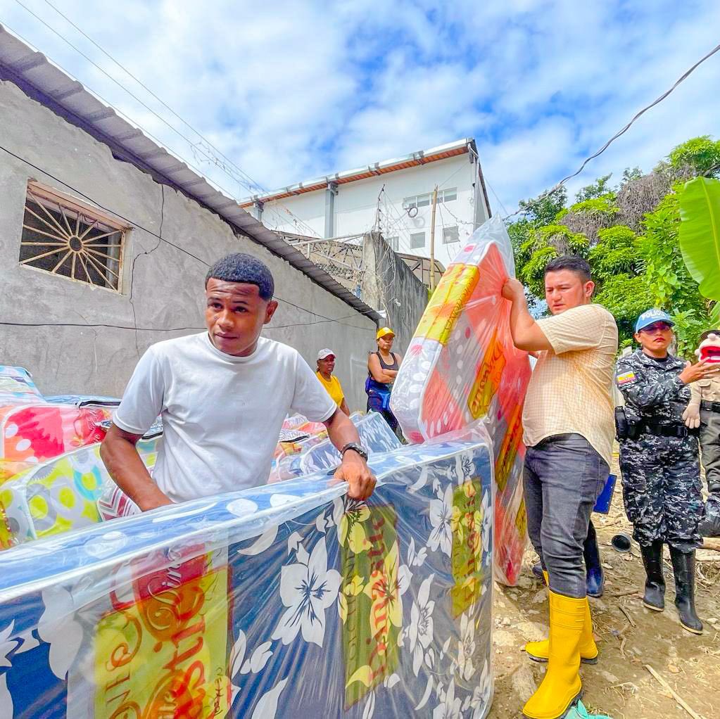 TheSocialProje2's tweet photo. •GRACIAS•

Esta semana sale el 5to envío 🚚 con sus donaciones para la provincia verde 💚 Esmeraldas 

Gracias por su apoyo, por pensar en el otro y transformar comunidades 💙🙌🏻

Gracias @paeecuador por velar y cuidar a los animalitos https://t.co/74j4l0nNJe