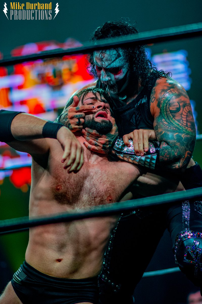 Mecha Wolf preparing to devour Flip Gordon's soul!
#NWA #CrockettCup #FlipGordon @monsterwolfband 
@nwa @Konnan5150 #LaRebelion #MechaWolf @billy 

📸: Mike Durband Productions