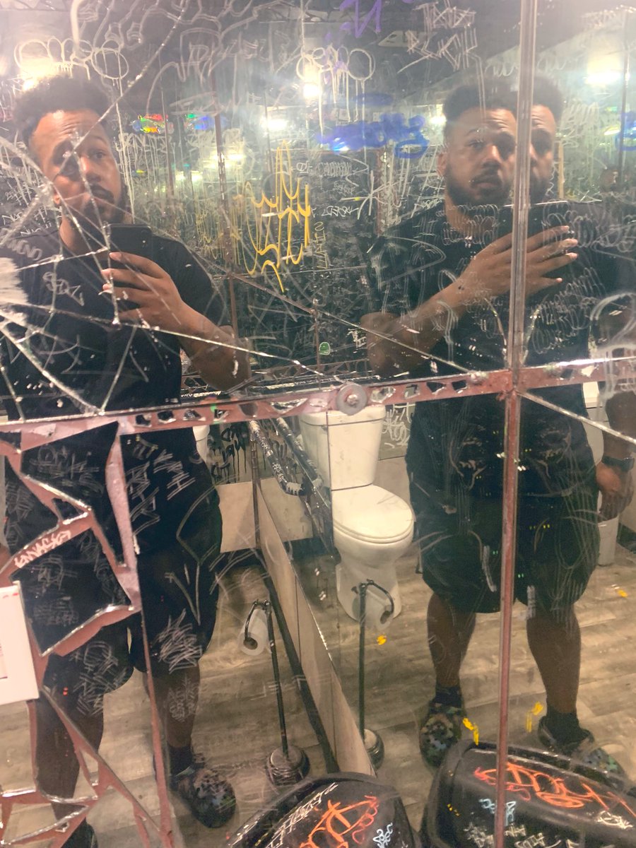 ChefJoefasho's tweet image. Rt this bathroom does not need to be this Freaky  #Spinellis