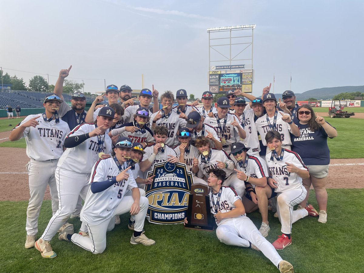 #PIAABaseball 
Class 5A Shaler d Strath Haven 9-8 in 8 innings to claim the 2023 5A Baseball Champion. Congratulations to the Titans.