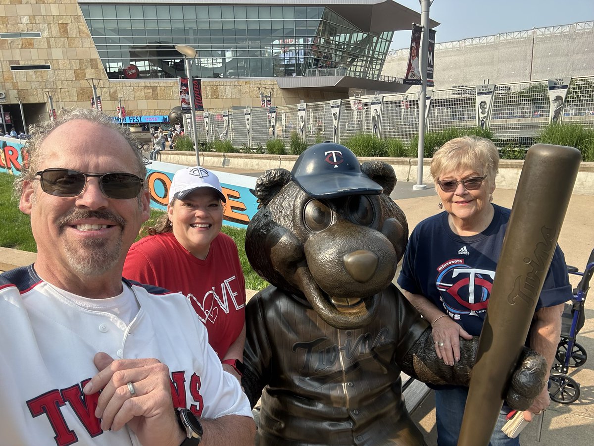 RecruitingMom's tweet photo. Celebrating my moms birthday with the #MNTwins!!!! https://t.co/n6N2aNsvwn