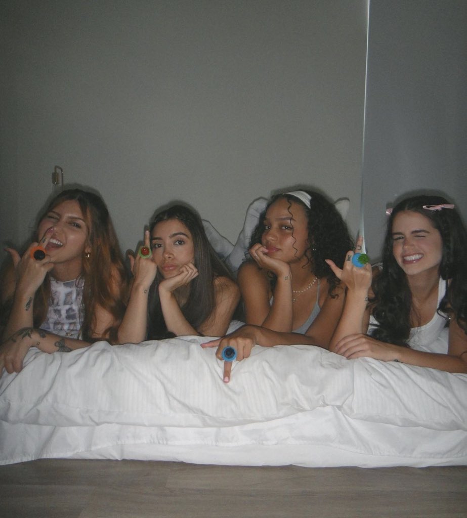 alondrambra's tweet photo. “Poucas horas para ANILLO sair em todas as plataformas 💍🍸🫧💕🖕🏼” — Angel22 via Instagram.

ANSIEDADE é o sentimento!
Mais um lançamento da nossa girlband favorita, Angel22, está por vir. 
Façam o pré-save: https://t.co/LQ4NoFXMqz https://t.co/ZZFWpVbbjA