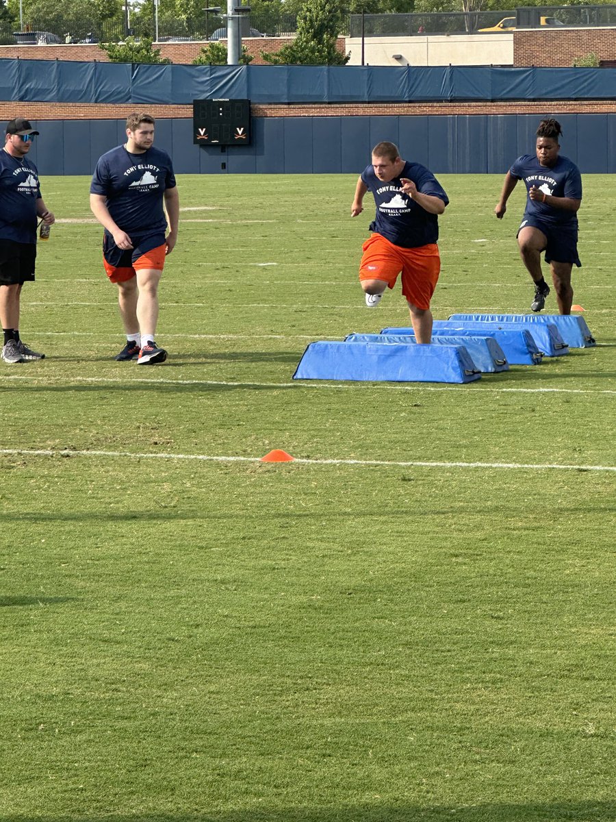 Great day for learning ⁦⁦⁦@UVAFootball⁩ . Thank you @Coach_TerryHeff @Coach_TElliott and all the players including ⁦@JRT_TigersFB⁩ own ⁦@NoahHartsoe⁩ for providing a great camp for the players. @olcjmesser and I enjoyed it. @JRT_TigersFB #AGNB