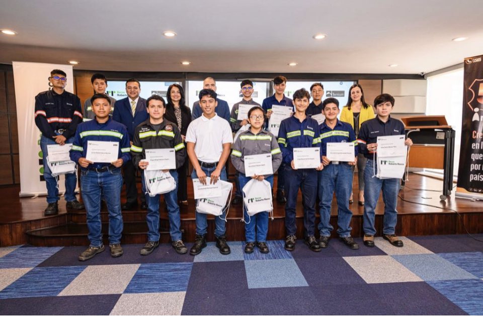 AlejandroGzzTx's tweet photo. En Ternium nos sentimos orgullosos de hacer entrega de 12 Becas Roberto Rocca a destacados alumnos del Instituto Técnico de Capacitación y Productividad (Intecap) en Guatemala. Felicito a los beneficiarios y les deseo éxito en su camino hacia un futuro prometedor. https://t.co/vZFwxga0kD