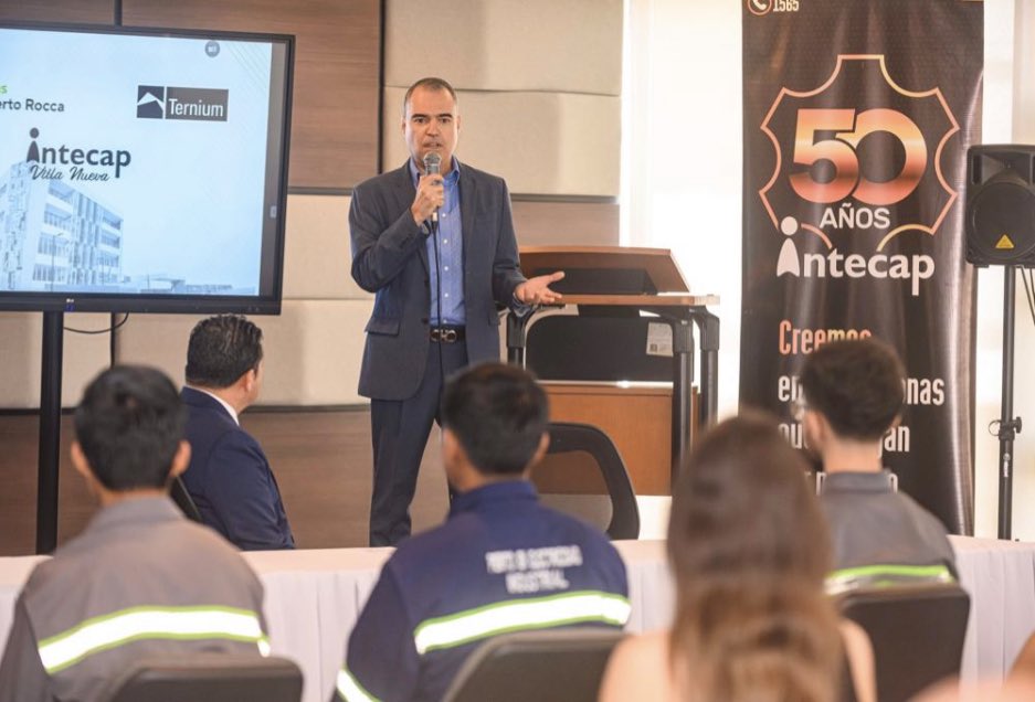 AlejandroGzzTx's tweet photo. En Ternium nos sentimos orgullosos de hacer entrega de 12 Becas Roberto Rocca a destacados alumnos del Instituto Técnico de Capacitación y Productividad (Intecap) en Guatemala. Felicito a los beneficiarios y les deseo éxito en su camino hacia un futuro prometedor. https://t.co/vZFwxga0kD