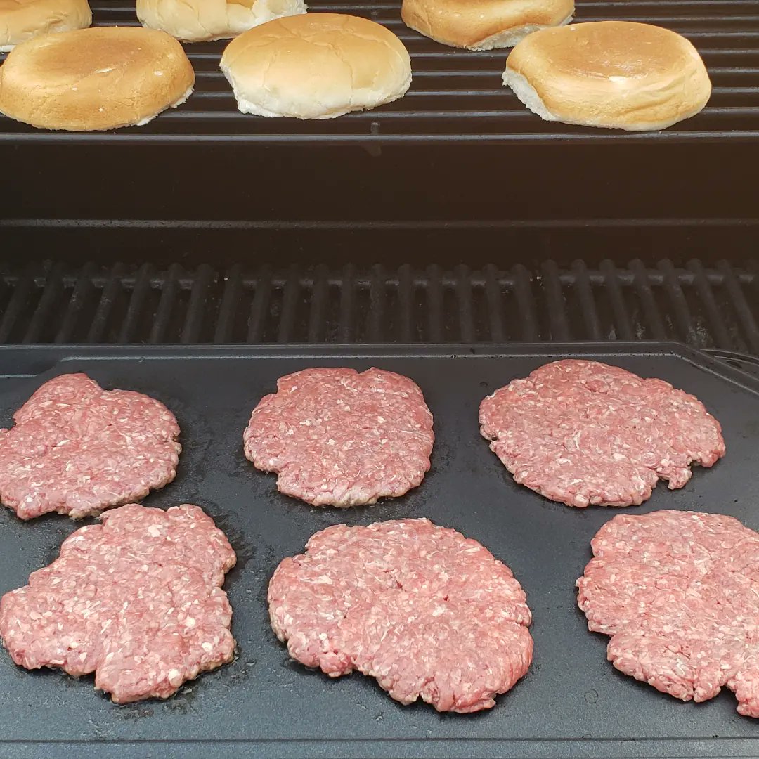 vypersden's tweet photo. Smash burgers for dinner tonight. First time doing them. https://t.co/0UkybTnwPx