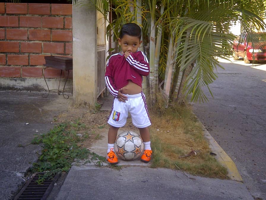 Saludos desde guatire apoyando a la vinotinto quiero la camiseta roja #televenesvinotinto