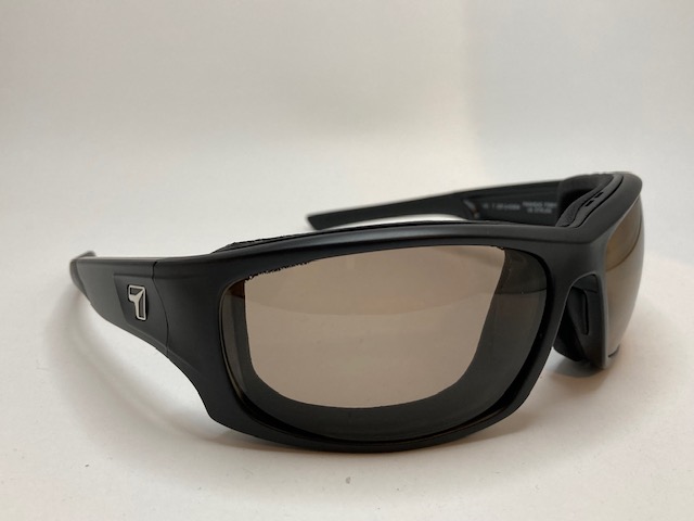 eaudevieYS's tweet photo. セブンアイ　PANHEADパンヘッド再入荷しました

オートバイ用サングラスで人気の高いセブンアイ
しばらく切らしていた一番人気のパンヘッドが2色揃いました（マットブラック　グロスブラック）
ゴーグルパットが厚く、風の巻き込みはバッチリ防ぎます

#7eye 
#セブンアイ
#オートバイ用サングラス https://t.co/CQL1q2nfWX