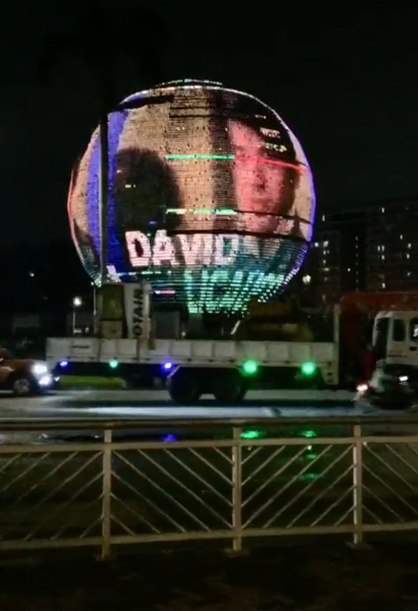 ShowbizBanter's tweet photo. PROJECT D-DAY

A fangroup of #DavidLicauco called Aking Sinta surprised the Pambansang Ginoo with a sweet gesture at the Mall of Asia Globe in celebration of Pambansang Ginoo’s birthday. 

David can't help but to get emotional for this special treat from his fans. https://t.co/fChPPCCUkl