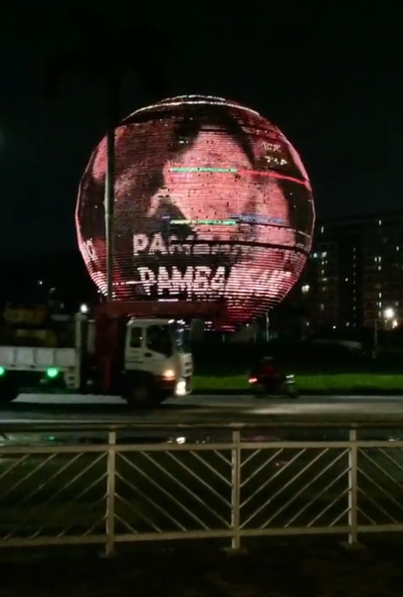ShowbizBanter's tweet photo. PROJECT D-DAY

A fangroup of #DavidLicauco called Aking Sinta surprised the Pambansang Ginoo with a sweet gesture at the Mall of Asia Globe in celebration of Pambansang Ginoo’s birthday. 

David can't help but to get emotional for this special treat from his fans. https://t.co/fChPPCCUkl