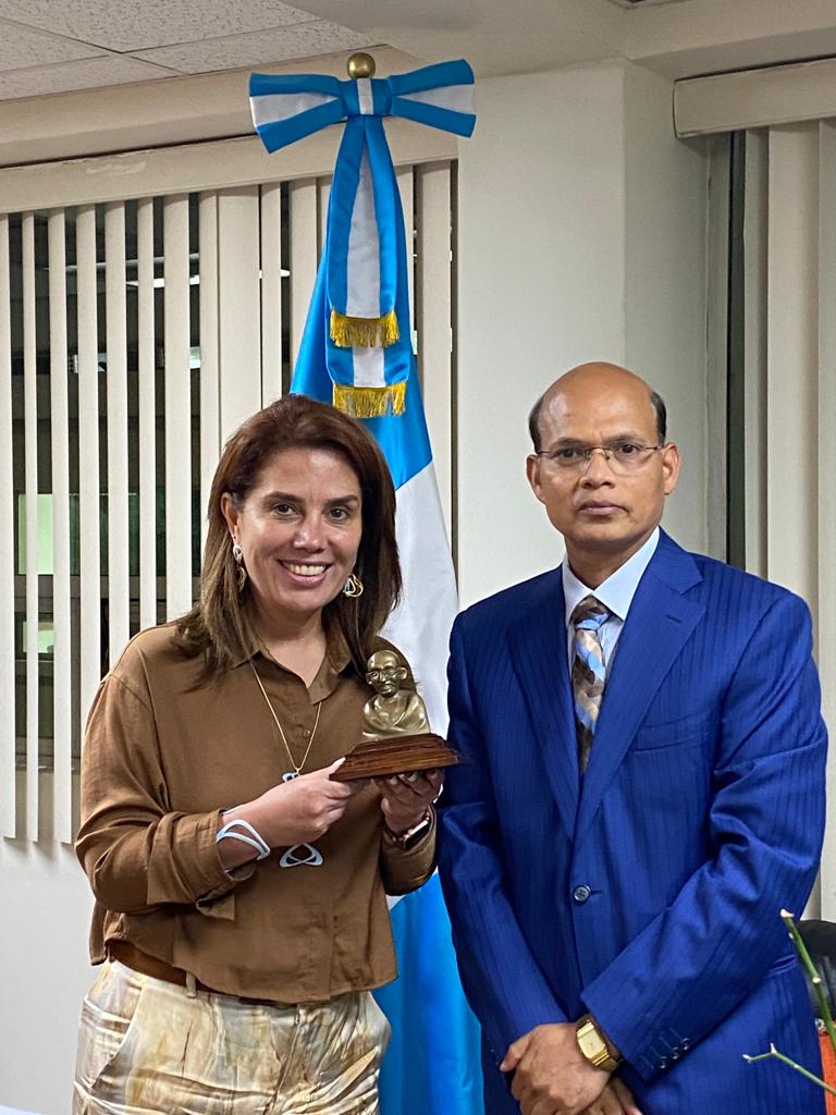 Amb @manojifs had a productive meeting with Vice Minister of Foreign Affairs,Ms. Karla Gabriela Samayoa Recari, at @MinexGt.🇮🇳🤝🇬🇹 Engaging discussions on strengthening diplomatic ties and exploring avenues for enhanced collaboration between the two democracies.