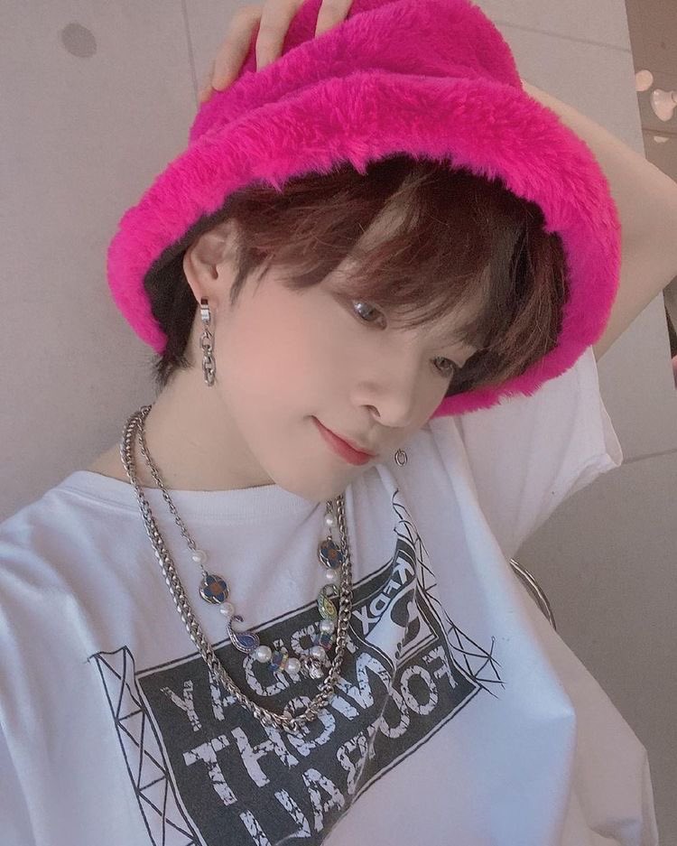 DAILY_CASTLEJ's tweet photo. DAY 353 #MCND #엠씨엔디 #Castle_J #캐슬제이 
 
👑우당탕iconic fluffy pink hat🩷 https://t.co/JOWbD3eZVl