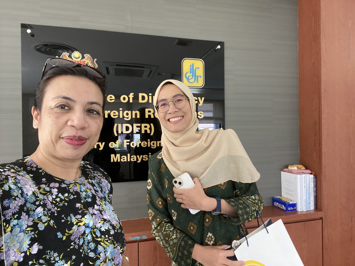 ShazelinaAbidin's tweet photo. Saying farewell is such sweet sorrow - made all the sweeter when I know that my young #MyStep officers are going on to greener pastures. One will be joining @SUHAKAM, the other an orgnzn tht trains CEOs. #goodluck #allthebest #training https://t.co/1qZoCkty0n