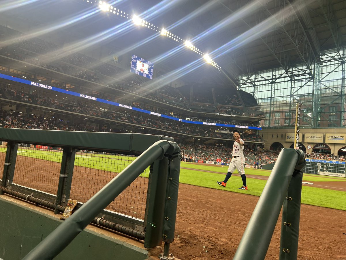 Jose Altuve acknowledges young fans as he makes his way back to the dugout for the start of the series finale. https://t.co/ICORfupSNz
