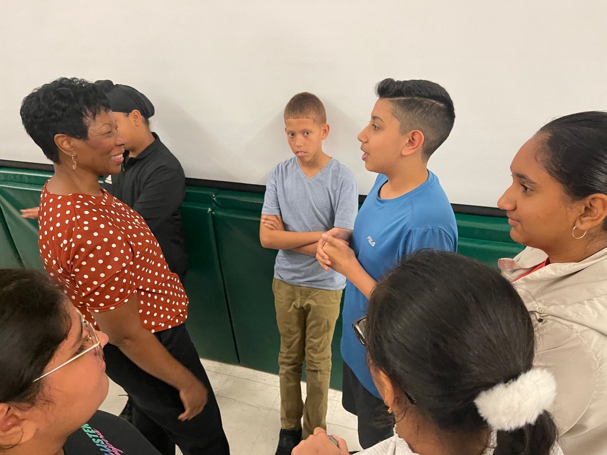 MrsRituSingh's tweet photo. A big TY to our neighbouring high schools @HMBBlizzards @LASSeagles and their Principals @gayle_lola / Amit for visiting @LougheedMiddle. Information and expectations about high school were shared to our Gr7s/8s.   Next 4 years …make them memorable! @DonnaBhamra @PNeerja https://t.co/3AczIUhxRF
