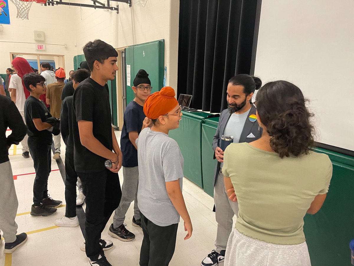MrsRituSingh's tweet photo. A big TY to our neighbouring high schools @HMBBlizzards @LASSeagles and their Principals @gayle_lola / Amit for visiting @LougheedMiddle. Information and expectations about high school were shared to our Gr7s/8s.   Next 4 years …make them memorable! @DonnaBhamra @PNeerja https://t.co/3AczIUhxRF