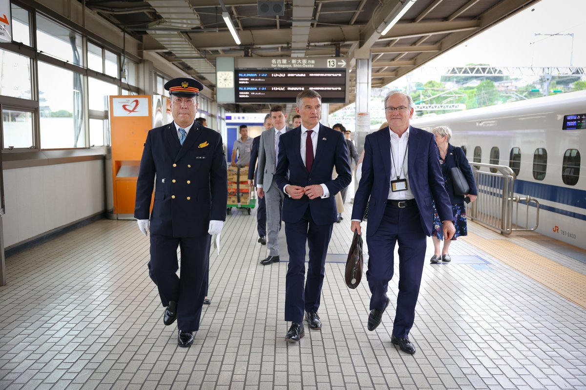 🇬🇧マーク・ハーパー <a href="/Mark_J_Harper/">Mark Harper</a> 運輸大臣が、G7交通大臣会合 <a href="/G7_MLIT_JAPAN/">G7交通大臣会合・都市大臣会合</a> に伴い来日🇯🇵

世界的に有名な日本の新幹線を視察しました🚅

新幹線がインフラ開発と繋がり経済成長や雇用創出を生み出すことを実感し、英国の高速鉄道プロジェクト <a href="/HS2ltd/">HS2 Ltd</a> にも活かしたいと考えます。