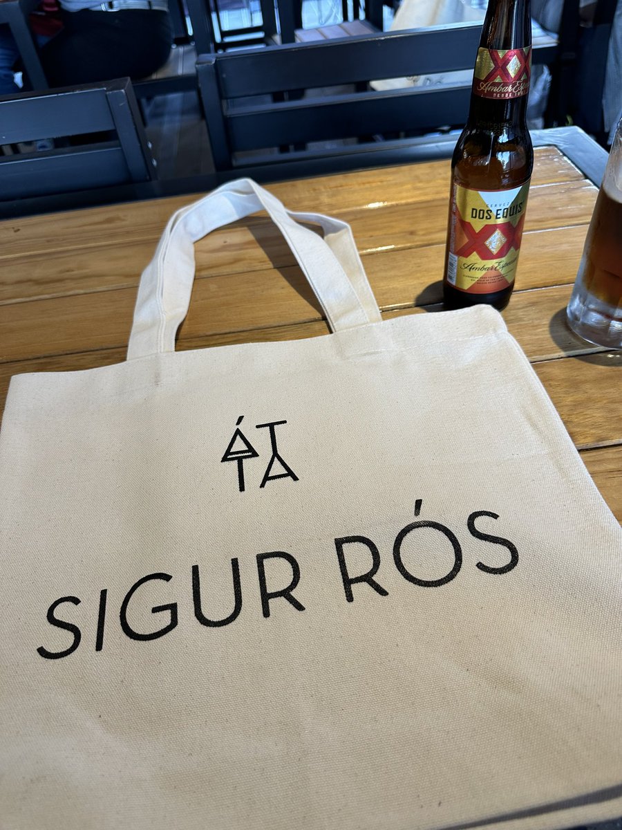 QueHayPablo's tweet image. Listo para escuchar la nueva obra de arte islandesa 🏔️❄️
@sigurros @Reactor105 @eltonykings @luisalaouija #sigurrós #átta #listeningparty