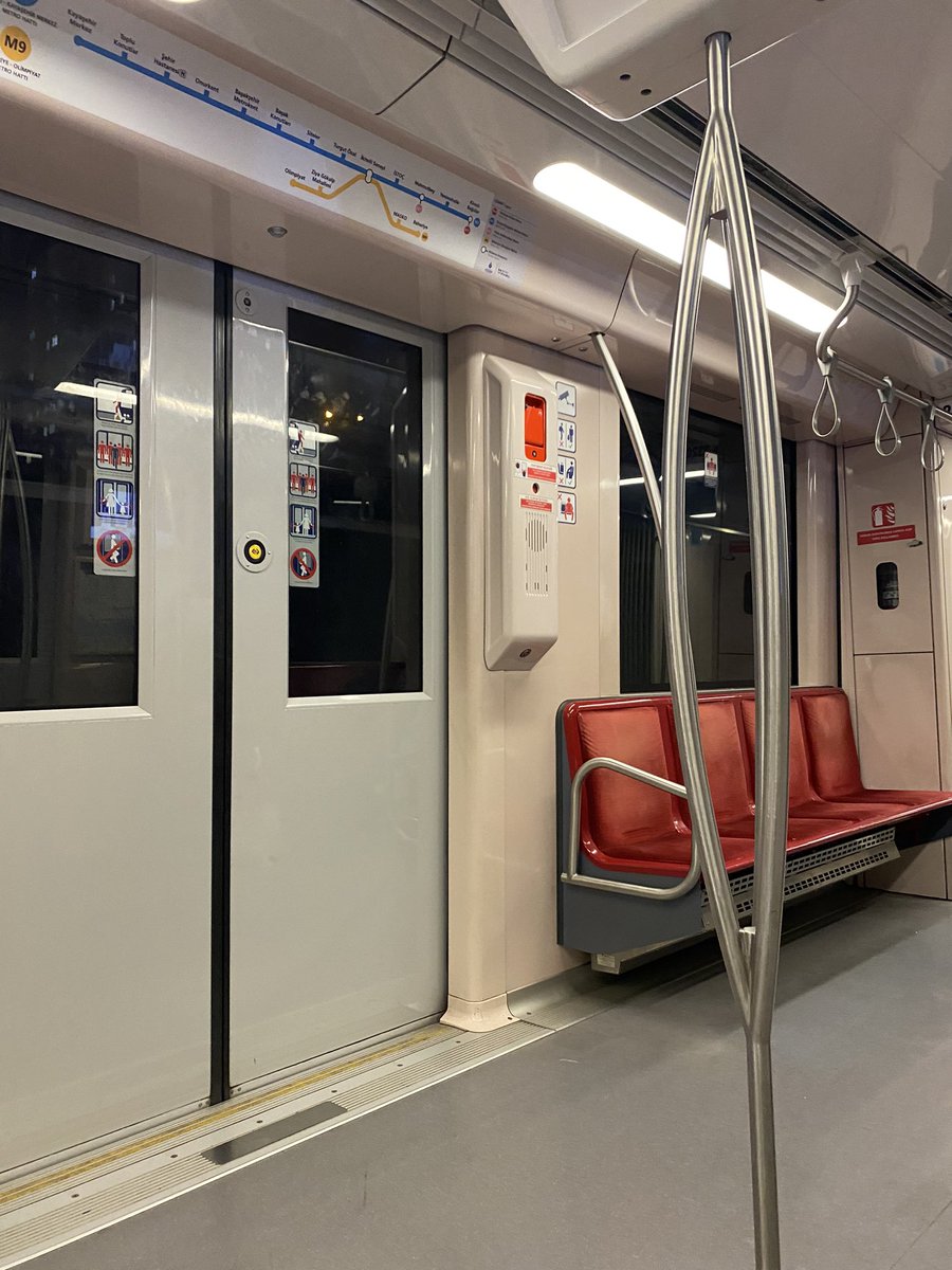 bugün metrodaki en yakışıklı kişi bendim ✌🏽