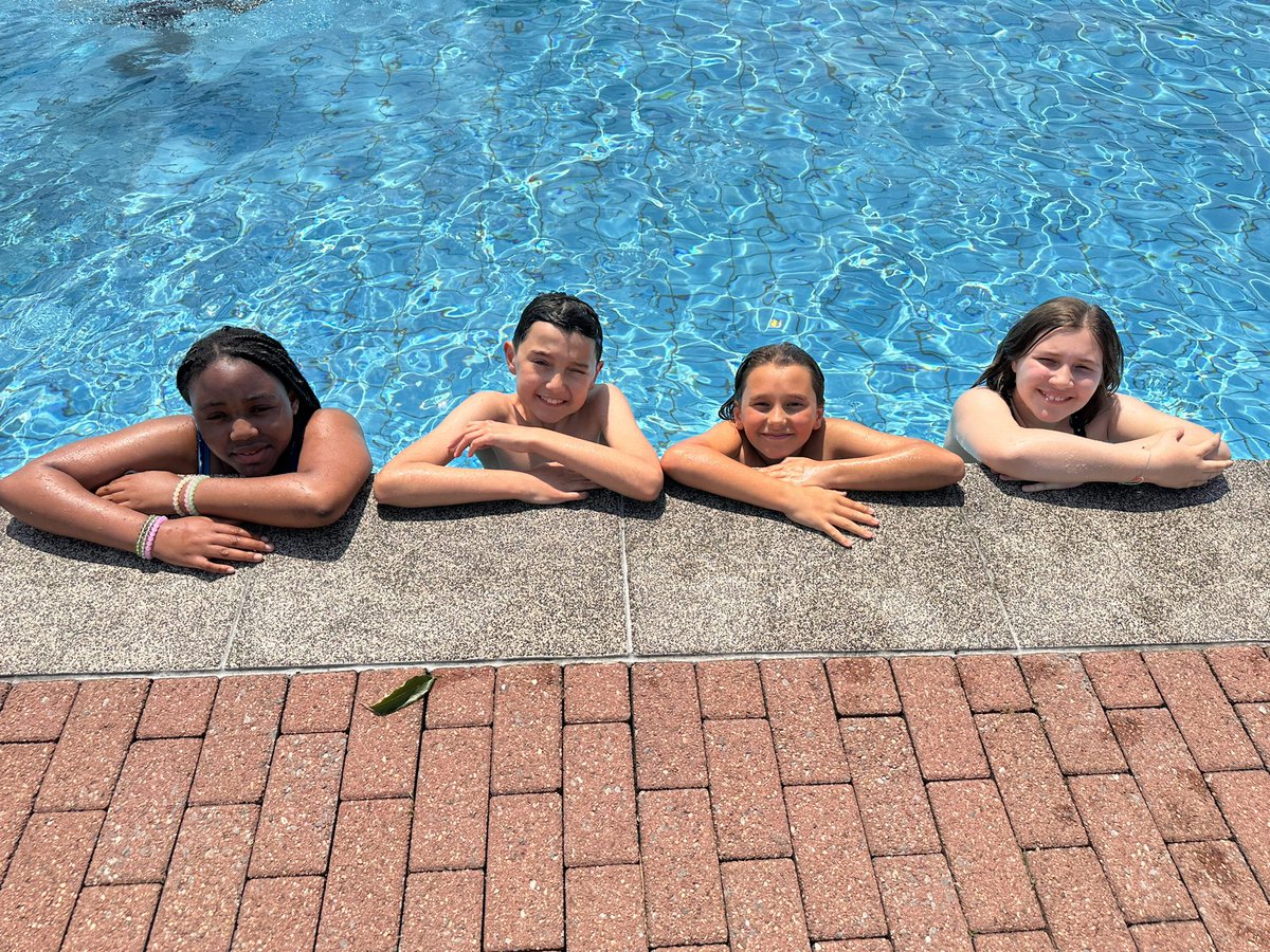 Lovely afternoon in the outdoor pool… slides, splashing and swimming fun ☀️ 🏊‍♀️ 💦 @BasildonTwin #gloriousweather #keepingcool