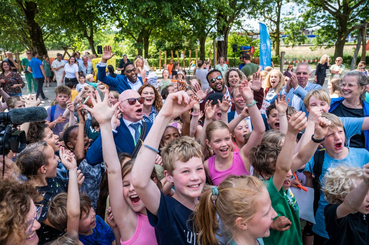 Wat een feest was het gisteren tijdens de 𝗡𝗔𝗧𝗜𝗢𝗡𝗔𝗟𝗘 𝗕𝗨𝗜𝗧𝗘𝗡𝗦𝗣𝗘𝗘𝗟𝗗𝗔𝗚!🤸🏾‍♂️🤩🧡 Samen hebben we ruim 100.000 kinderen laten buitenspelen. En dat is vanwege de groeiende generatie binnenzitters belangrijker dan ooit. #buitenspeeldag #buitenspelen