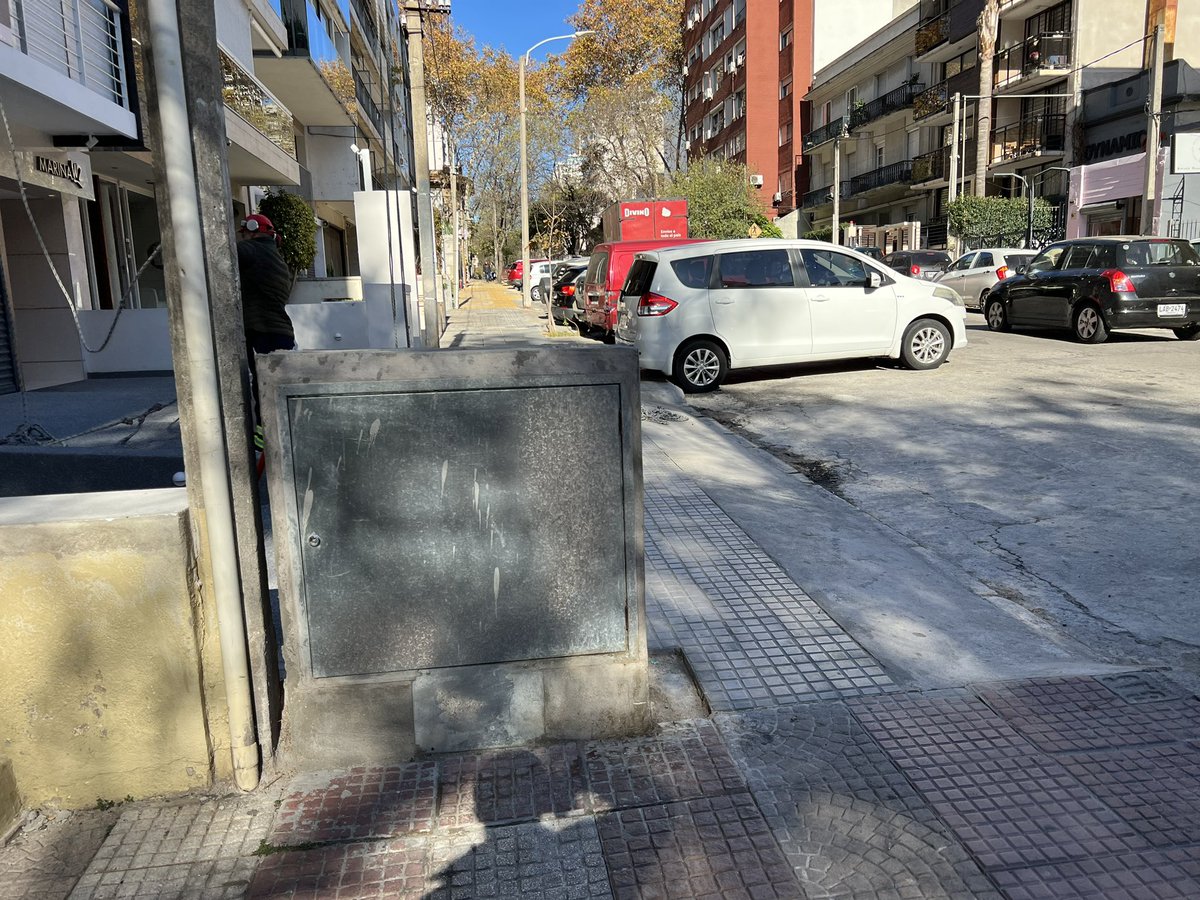 nano_l's tweet photo. Entiendo que esta acometida eléctrica es provisoria, correcto? O van a cortar la vereda de esta manera? @montevideoIM @Municipio_CH @matildeantiauy https://t.co/mJYsxm7Vj1