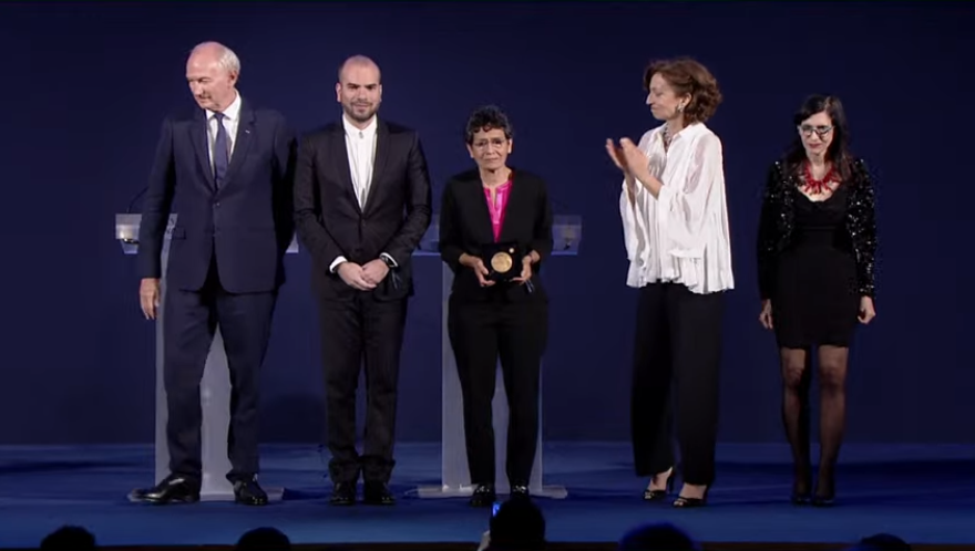 mippci_ven's tweet photo. #EnFotos 📷 | ¡Venezuela por todo lo alto! La UNESCO le ha entregado el merecido Premio Internacional “La mujer en la ciencia” a la Dra. Anamaría Font, por sus valiosos aportes. ¡El poder femenino triunfa en la historia científica! ¡Felicidades! #AnamariaFontCienciaVenezolana https://t.co/2GSnDtCe88
