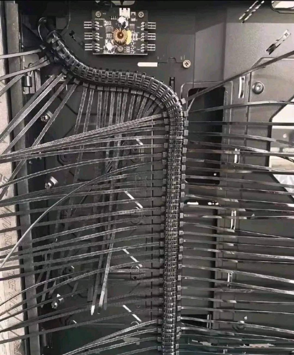 devz502's tweet image. Le Cable Mangemente 🤌🤌🤌 ... or... Eren Yeager!!! You choose.

#ithumor #pcfails #diyfail
