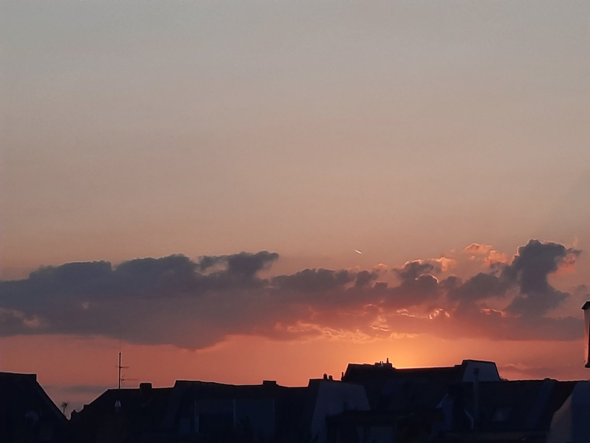 wetterkoess's tweet photo. Um 21:48 Uhr geht hier mittlerweile offiziell die Sonne unter, nur noch 2 Minuten vor dem Maximum
#Köln #SunsetTweet https://t.co/nSefDGpC7H