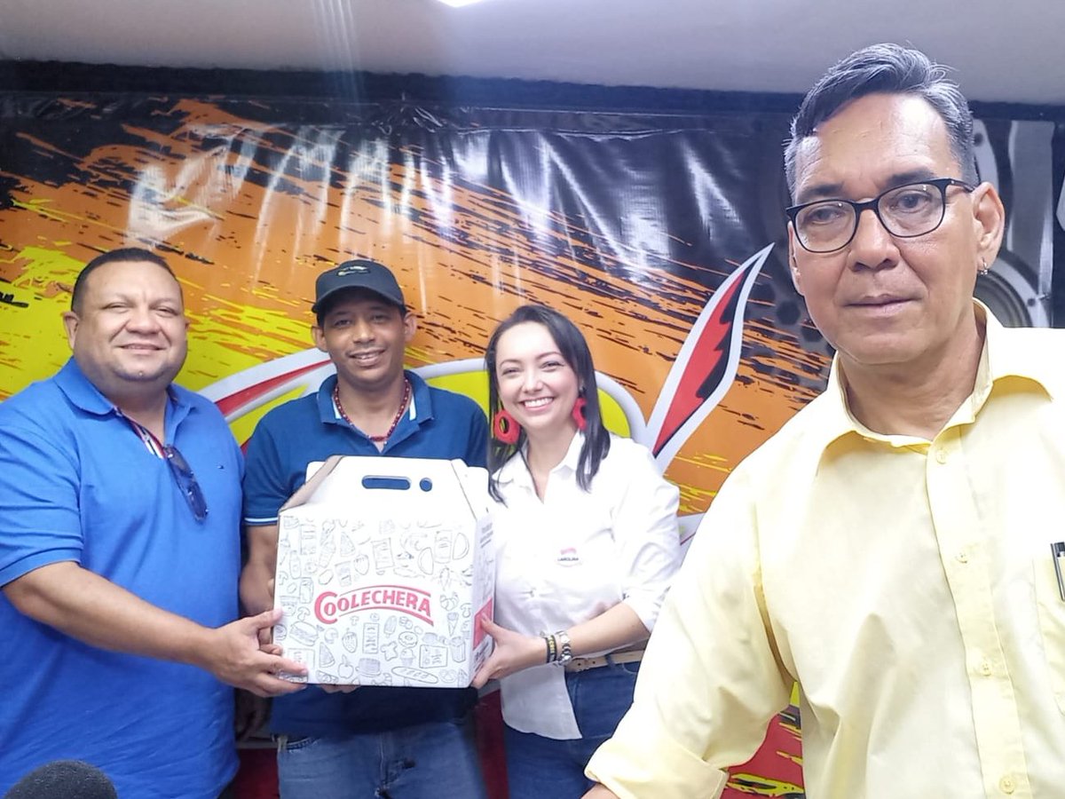 CoolecheraCo's tweet photo. Coolechera desde emisora Cacica stereo con la jefe de distrito Valledupar, Carolina Villareal, contándole a los oyentes sobre nuestros productos lácteos como industria y los servicios que ofrecemos como Cooperativa. #Coolechera 90 años Alimentando la tradición Caribe https://t.co/m9MNIAahEY