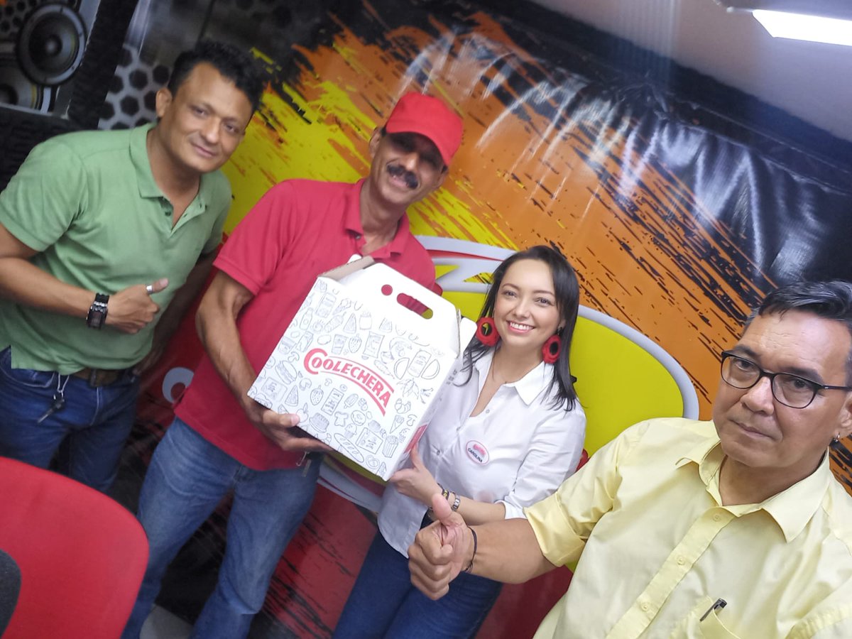 CoolecheraCo's tweet photo. Coolechera desde emisora Cacica stereo con la jefe de distrito Valledupar, Carolina Villareal, contándole a los oyentes sobre nuestros productos lácteos como industria y los servicios que ofrecemos como Cooperativa. #Coolechera 90 años Alimentando la tradición Caribe https://t.co/m9MNIAahEY