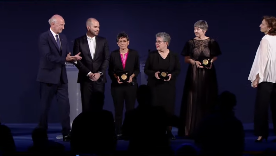 #EnFotos 📷 | ¡Venezuela por todo lo alto! La UNESCO le ha entregado el merecido Premio Internacional “La mujer en la ciencia” a la Dra. Anamaría Font, por sus valiosos aportes. ¡El poder femenino triunfa en la historia científica! ¡Felicidades! #AnamariaFontCienciaVenezolana
