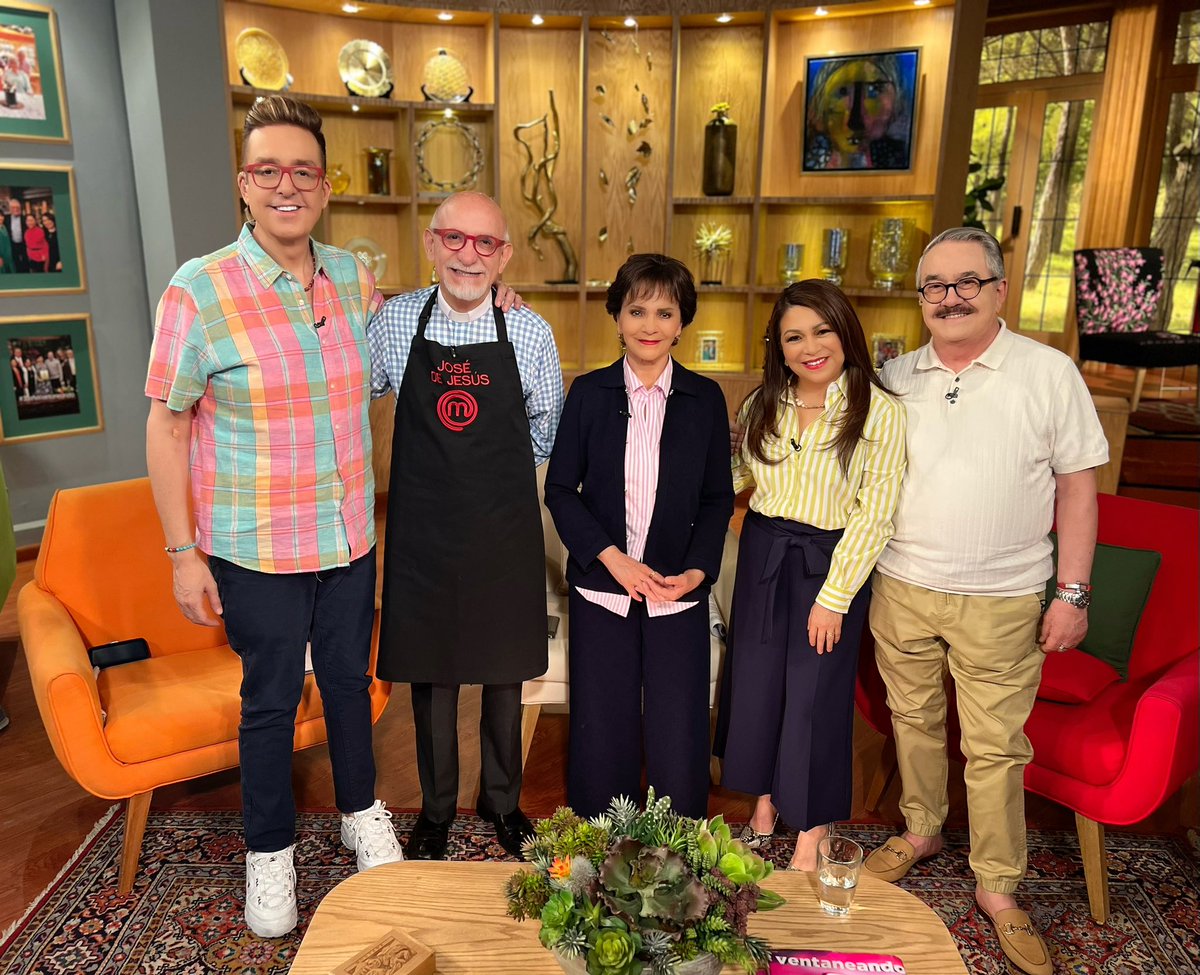 VentaneandoUno's tweet photo. ¡Siempre es un gusto tener en el foro de #Ventaneando al @PadreJosedeJes! 👏🏼😀📺

@AztecaUNO EN VIVO https://t.co/9syyJmJWXE https://t.co/3GCAfReMob
