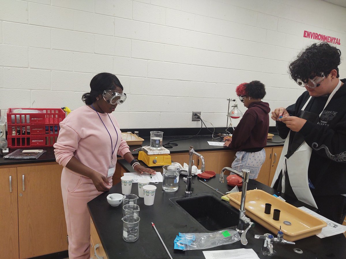 CharlenaRaines's tweet photo. week 2, day 4;  kinetics and film canister rockets. students had fun turning the launches into a group contest. #HCSSummerScienceAcademy, #YouBelongInHenry, #HenryDiscovers, #ScienceInHenry https://t.co/kwSoZgkcoG