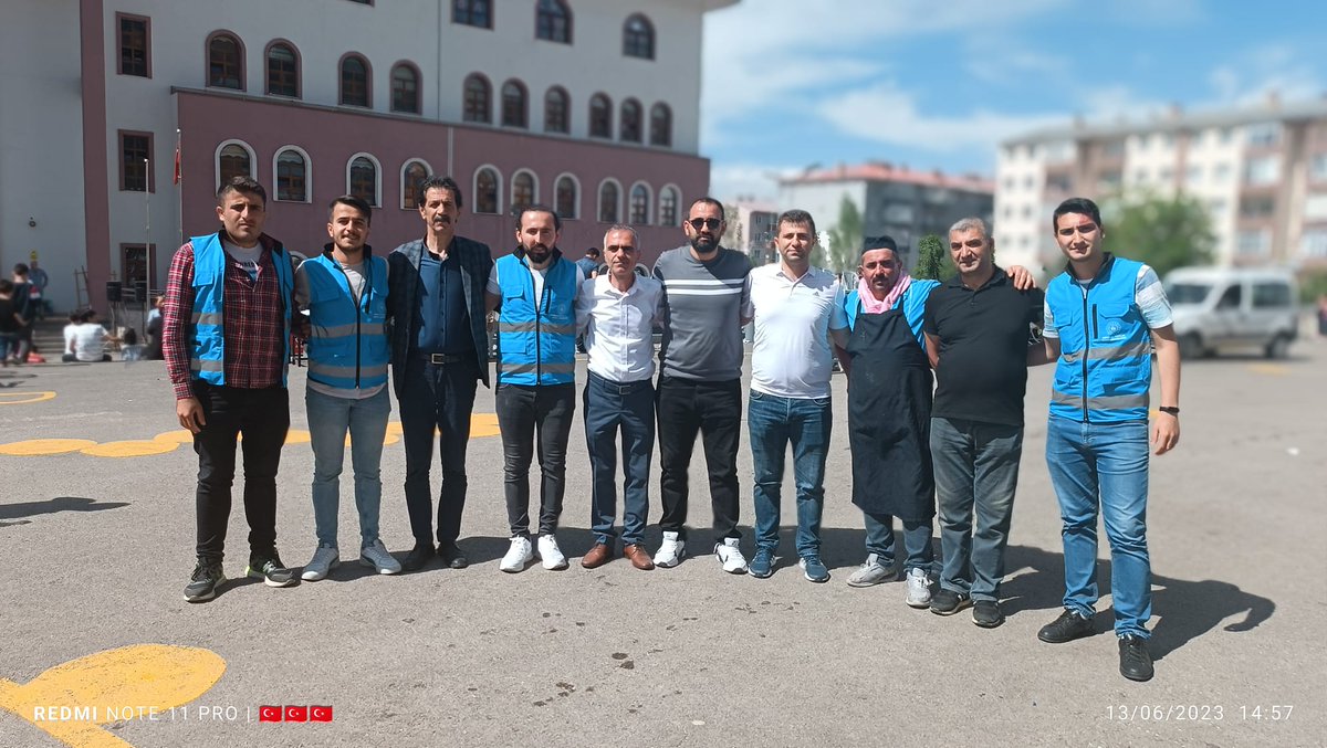 ErzurumKYGM's tweet photo. Palandöken Yurt Müdürlüğü olarak  Yıldızkent İlkokulu'nda SMA Hastası Yiğit ve Eymen bebekler yararına düzenlenen kermese katılım sağladık,  öğrencilerimizle birlikte gönüllü olarak katıldığımız bu hayır gününde, hem nakdi yardım yaptık.  hem de saha çalışmasına katıldık.🧿👏👏 https://t.co/oYvNb8Oz0z