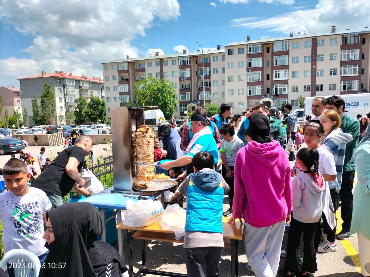 ErzurumKYGM's tweet photo. Palandöken Yurt Müdürlüğü olarak  Yıldızkent İlkokulu'nda SMA Hastası Yiğit ve Eymen bebekler yararına düzenlenen kermese katılım sağladık,  öğrencilerimizle birlikte gönüllü olarak katıldığımız bu hayır gününde, hem nakdi yardım yaptık.  hem de saha çalışmasına katıldık.🧿👏👏 https://t.co/oYvNb8Oz0z