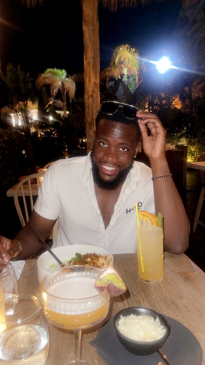 Solo Traveller ️ 🇯🇲 On Twitter Rt Shayhendricks 🤔 So They Waiter