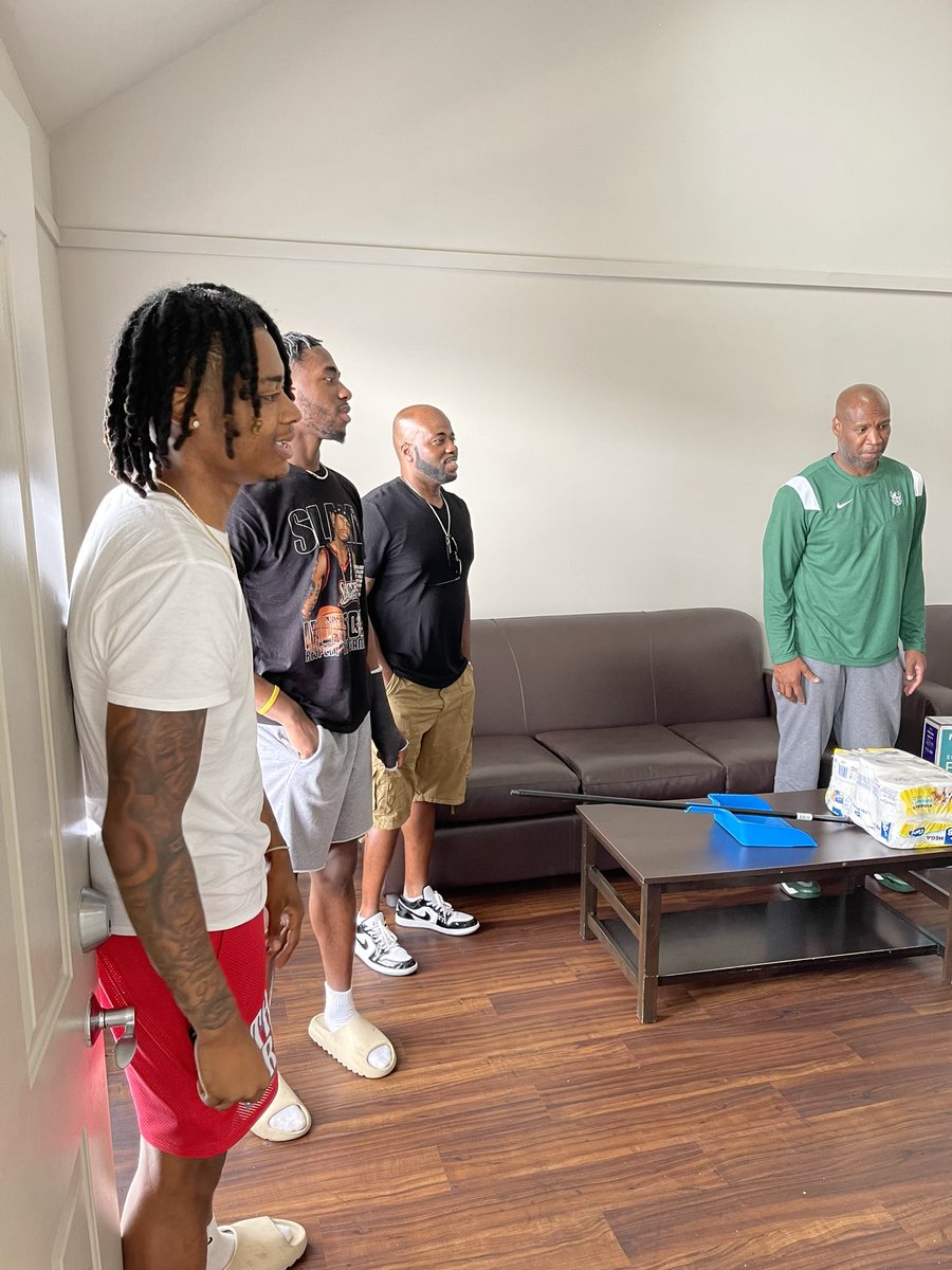 csu_basketball's tweet photo. Move-In Day! 😎

Excited to have our newcomers in town and getting settled in!!

First team workout: 🔜

🎟️ - https://t.co/949ag3dn2q

#HEART | #GoVikes https://t.co/Au8SSmrtsu